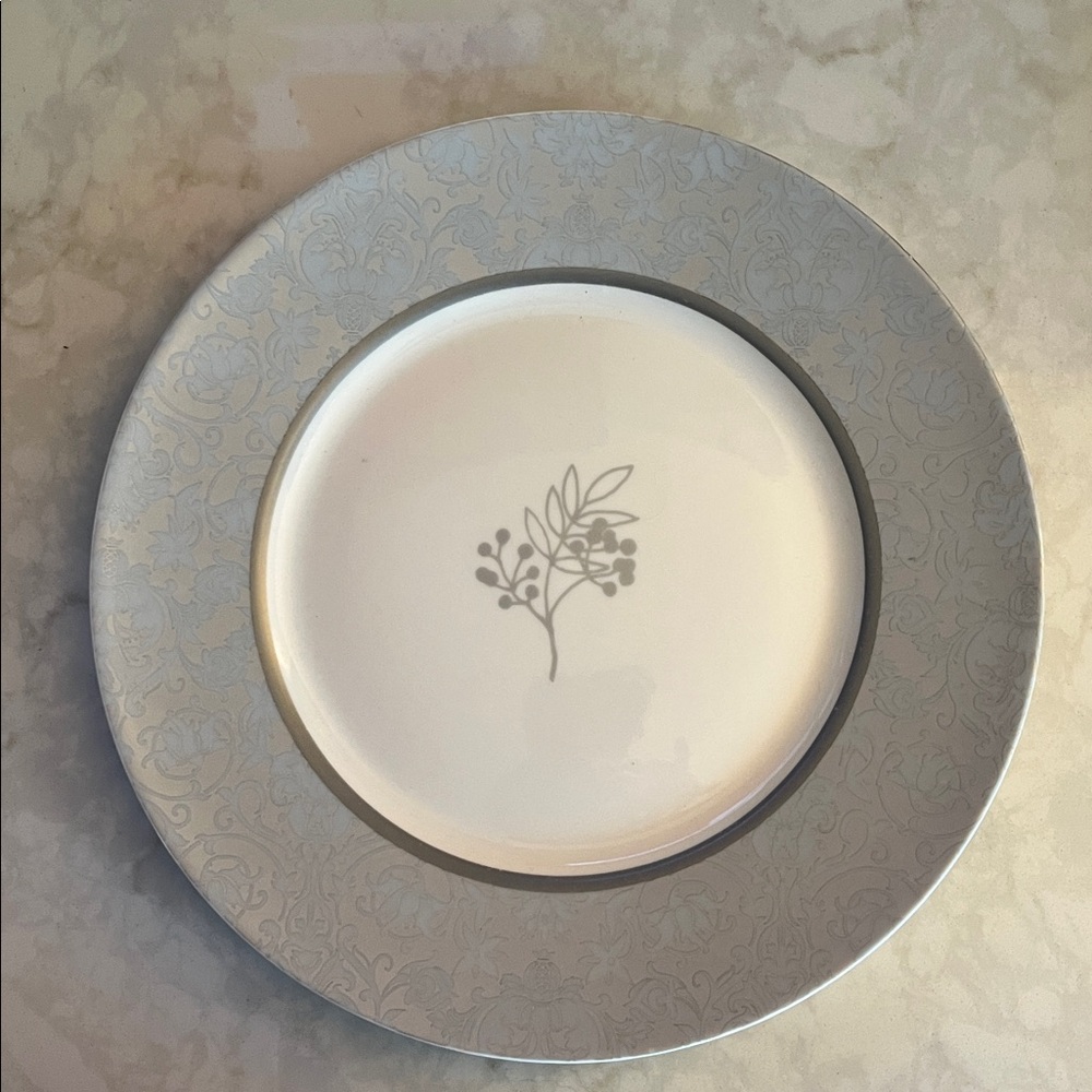 222 Fifth Fontana  fine China porcelain dinner plate